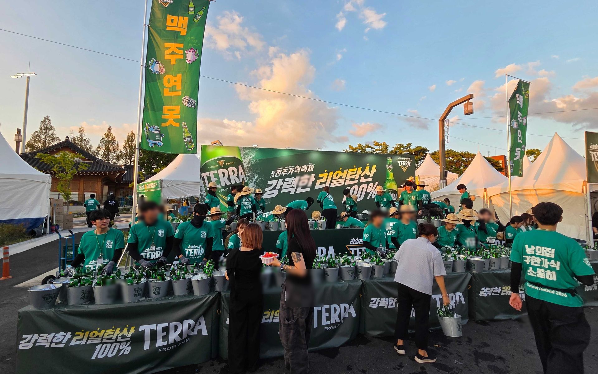 전주가맥축제 현장에서 운영하는 주류 브랜드 부스와 스태프