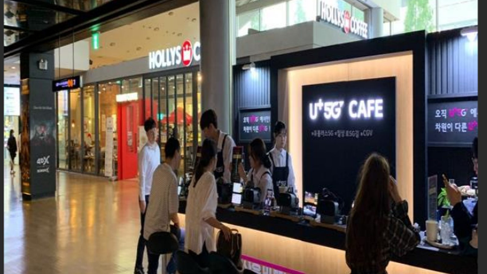 쇼핑몰에 설치된 통신 브랜드 체험 카페 현장