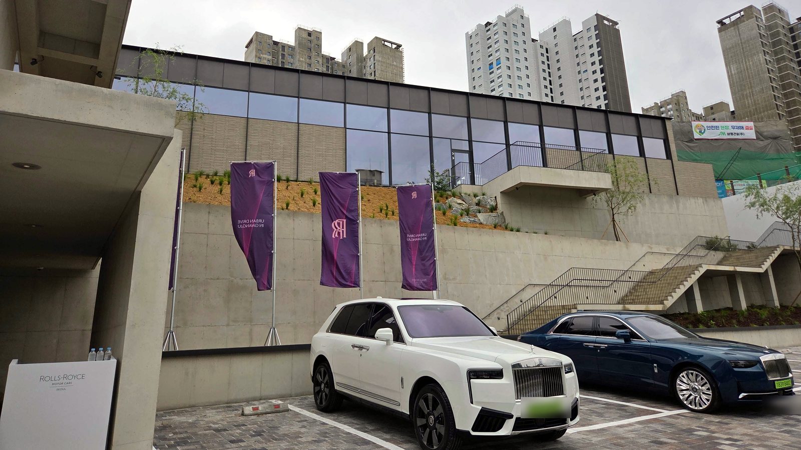 프리미엄 자동차 브랜드 시승 행사장에 준비된 차량